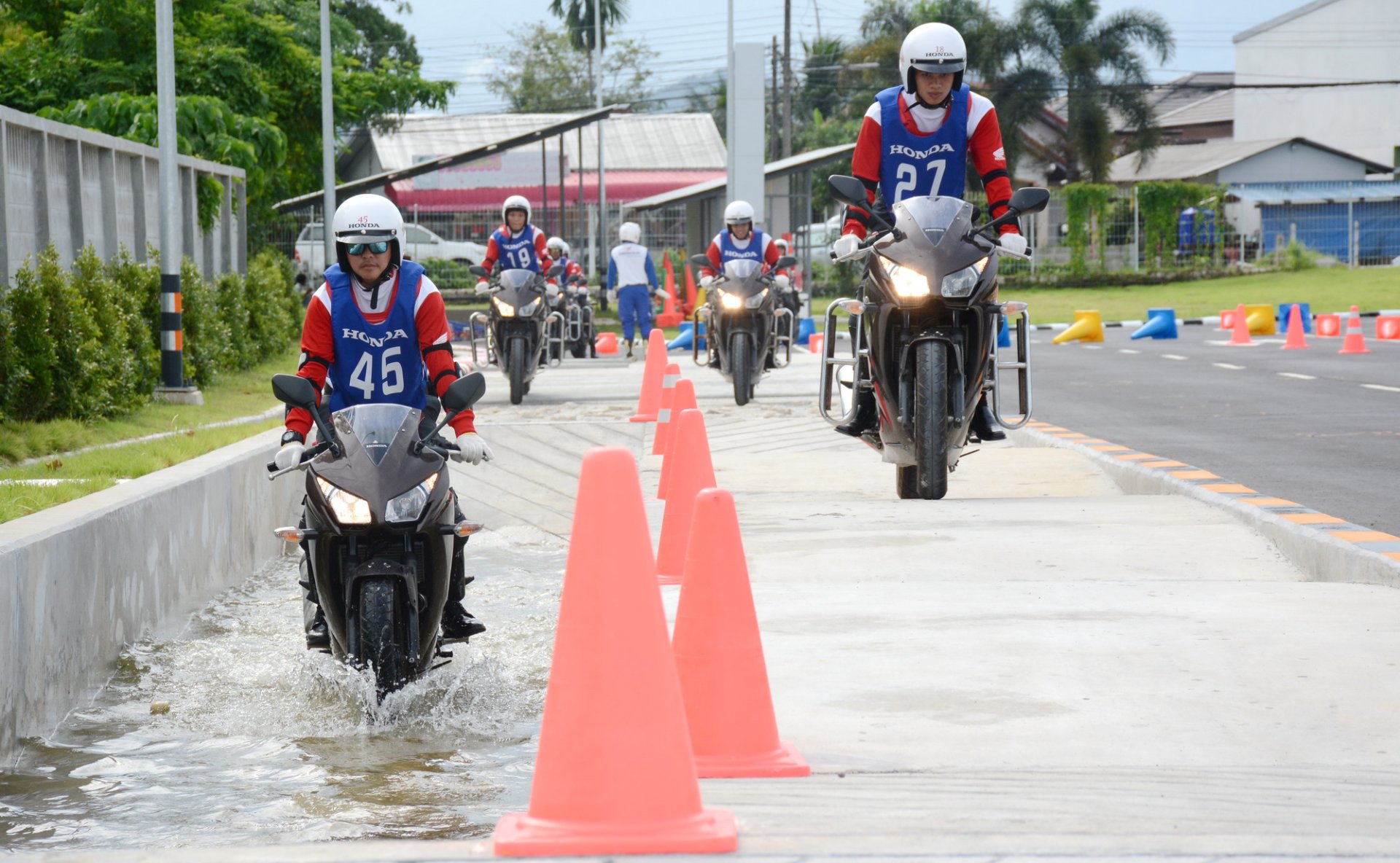 Honda Safety Riding Park อบรมขับขี่ปลอดภัยให้ตำรวจภูเก็ต กว่า 500 นาย Honda Safety Riding Park อบรมขับขี่ปลอดภัยให้ตำรวจภูเก็ต กว่า 500 นาย