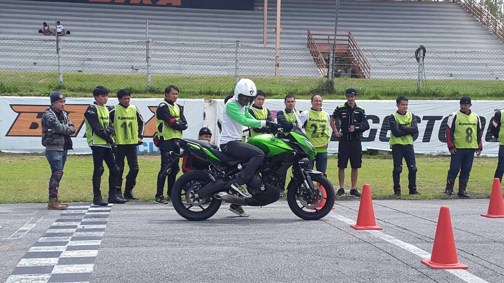 Kawasaki จัดอบรมขับขี่ Racing ให้ลูกค้า มิตรยนต์ Kawasaki จัดอบรมขับขี่ Racing ให้ลูกค้า มิตรยนต์