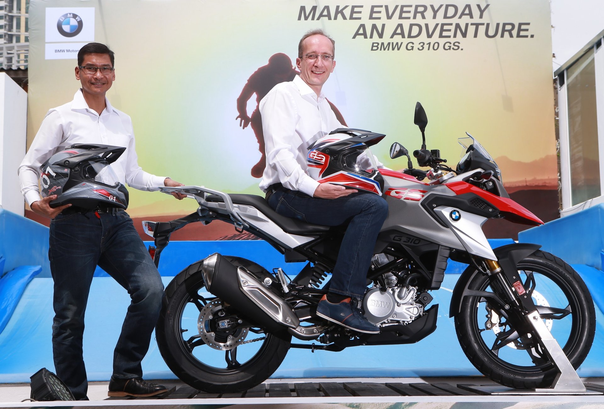 บีเอ็มดับเบิลยู มอเตอร์ราด เผยโฉมมอเตอร์ไซค์บีเอ็มดับเบิลยู G 310 GS ใหม่ และหมวกกันน็อคคาร์บอนสองรุ่นใหม่ บีเอ็มดับเบิลยู มอเตอร์ราด เผยโฉมมอเตอร์ไซค์บีเอ็มดับเบิลยู G 310 GS ใหม่ และหมวกกันน็อคคาร์บอนสองรุ่นใหม่