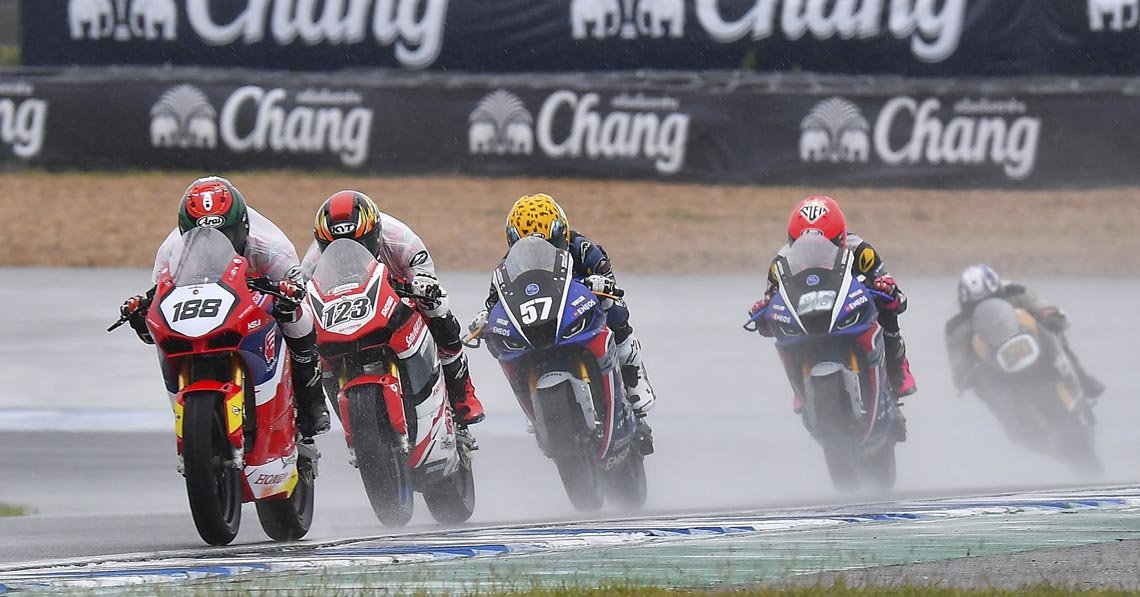 นักบิดไทยกระหึ่มเอเชีย! "สุหทัย" พลิกคว้าชัยโฮมเรซ "รัฐพงษ์-กฤชพร-ปิยวัฒน์" ฉลองโพเดียม “เอเชีย โร้ด” ที่ บุรีรัมย์ นักบิดไทยกระหึ่มเอเชีย! "สุหทัย" พลิกคว้าชัยโฮมเรซ "รัฐพงษ์-กฤชพร-ปิยวัฒน์" ฉลองโพเดียม “เอเชีย โร้ด” ที่ บุรีรัมย์