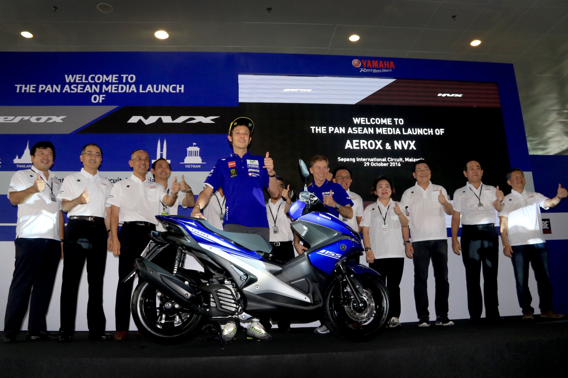 ยามาฮ่าดึง รอสซี่ แชมป์โลกร่วมเปิดตัว ยามาฮ่า แอร็อกซ์ 155 ออโตเมติกสายพันธุ์สปอร์ตรุ่นใหม่ครั้งแรกของโลกที่สนามเซปัง ยามาฮ่าดึง รอสซี่ แชมป์โลกร่วมเปิดตัว ยามาฮ่า แอร็อกซ์ 155 ออโตเมติกสายพันธุ์สปอร์ตรุ่นใหม่ครั้งแรกของโลกที่สนามเซปัง