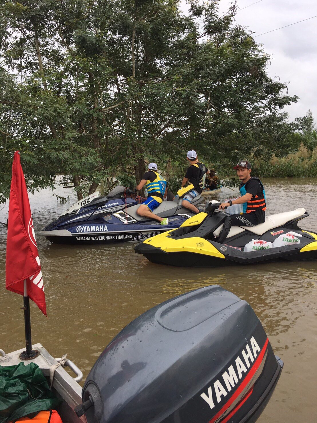 เจ เจตริน นำ WaveRunner เข้าช่วยเหลือผู้ประสบอุทกภัยเมืองนครศรีฯ เจ เจตริน นำ WaveRunner เข้าช่วยเหลือผู้ประสบอุทกภัยเมืองนครศรีฯ