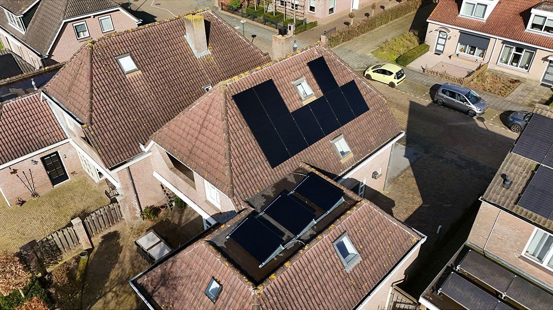 Ultra Black Solar หลังคาบ้านสะท้อนงานศิลป์ แผงดำสนิทเรียบหรู ไร้เส้นตาราง ผสานเทคโนโลยี BC เซลล์ประสิทธิภาพสูงกว่า 25% 