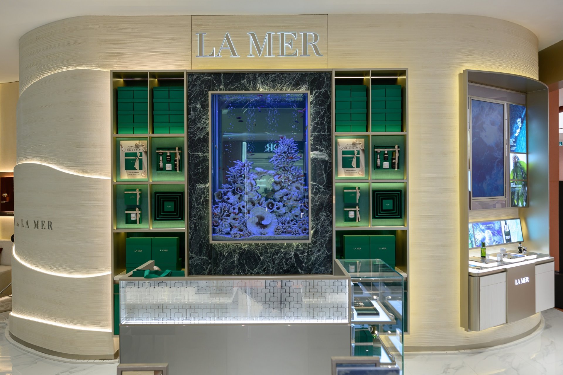 พาส่อง The First Flagship Store สุดหรูของ