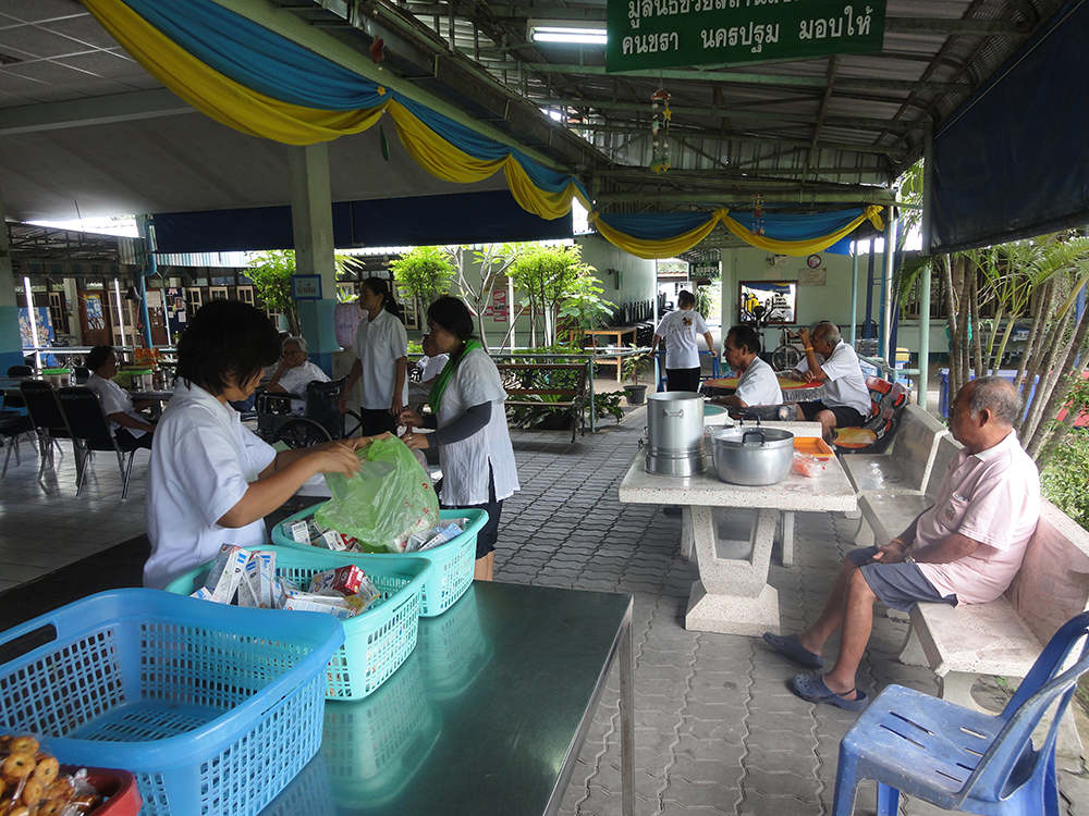 กิจกรรมเพื่อสังคมของบริษัท 0010 มอบสิ่งของบริจาค สถานสงเคราะห์คนชรานครปฐม 30-7-54 กิจกรรมเพื่อสังคมของบริษัท 0010 มอบสิ่งของบริจาค สถานสงเคราะห์คนชรานครปฐม 30-7-54