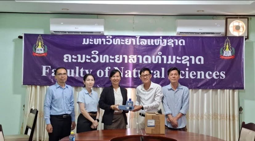 ບໍລິສັດ ເອເຊຍ ເຄມີ (ລາວ) ຈໍາກັດ ມອບເຄື່ອງທົດລອງວັດແທກຈຸດຫຼອມແຫລວໃຫ້ກັບພາກວິຊາເຄມີ, ຄະນະວິທະຍາສາດທໍາມະຊາດ