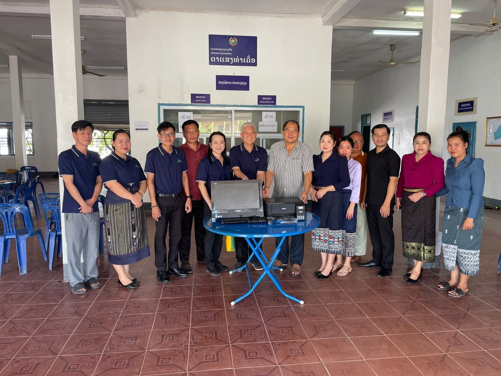 ບໍລິສັດ ເອເຊຍ ເຄມີ (ລາວ) ຈຳກັດມອບອຸປະກອນ ເຄື່ອງຄອມພິວເຕີ້ ປຣິນເຕີ້ ໃຫ້ກັບຕາແສງທ່າເດື່ອ