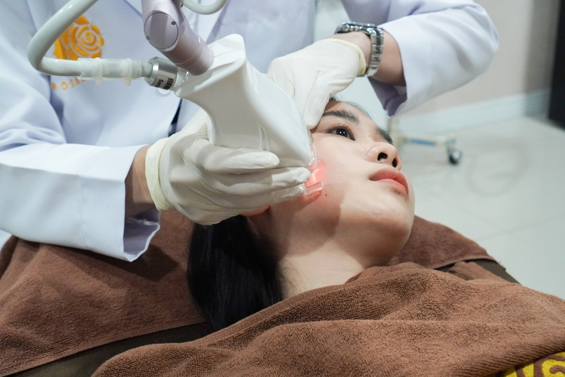 ลดรูขุมขน ที่โรสเบลล์คลินิก (Rosabelle Clinic) ลดรูขุมขน ที่โรสเบลล์คลินิก (Rosabelle Clinic)