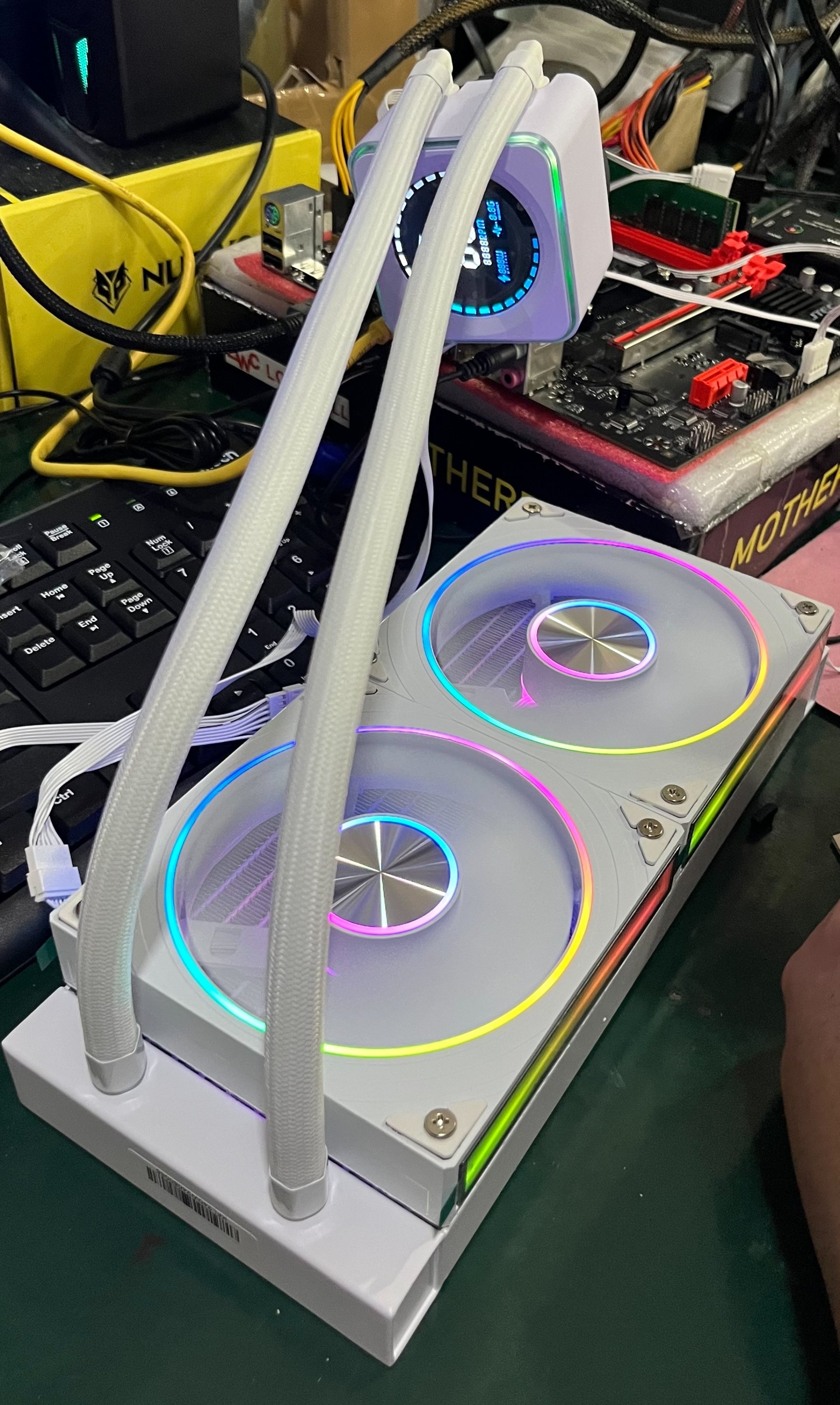 CPU Liquid Cooler 240 Astrobeat แสดงอุณหภูมิCPUตามจริง และปรับรอบ