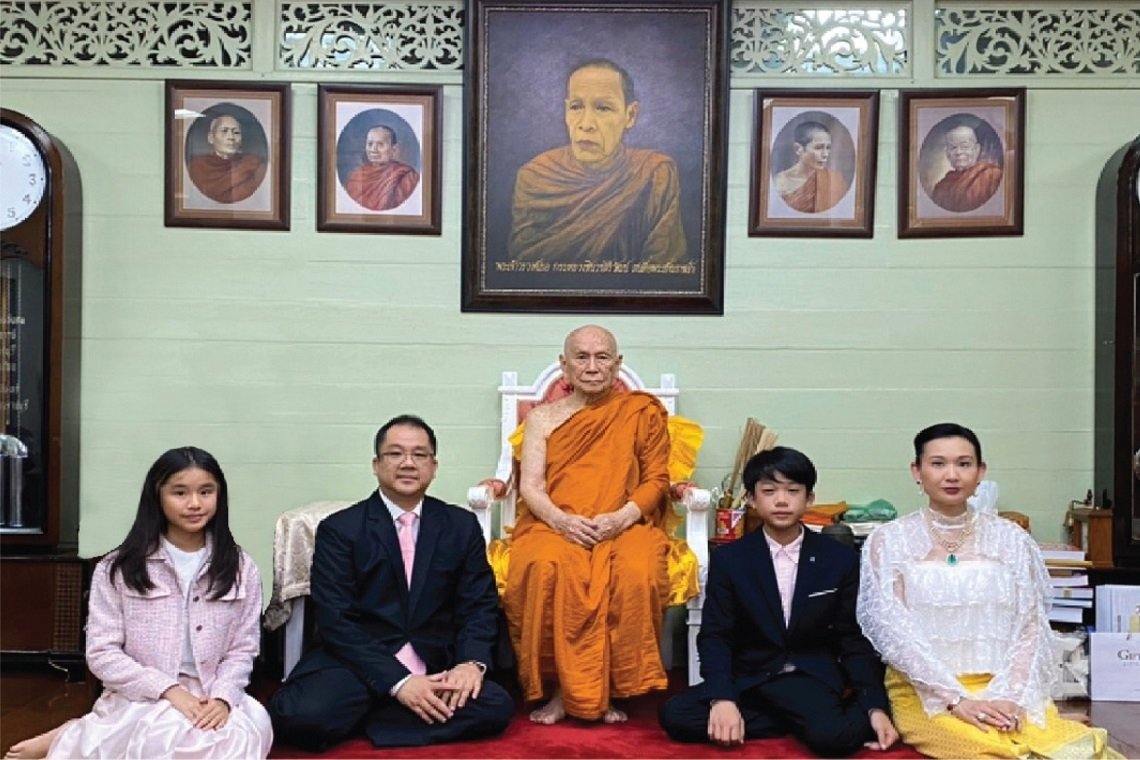Paying homage and offering a sandalwood flower tray to His Majesty King Maha Vajiralongkorn, the 20th monarch. Paying homage and offering a sandalwood flower tray to His Majesty King Maha Vajiralongkorn, the 20th monarch.