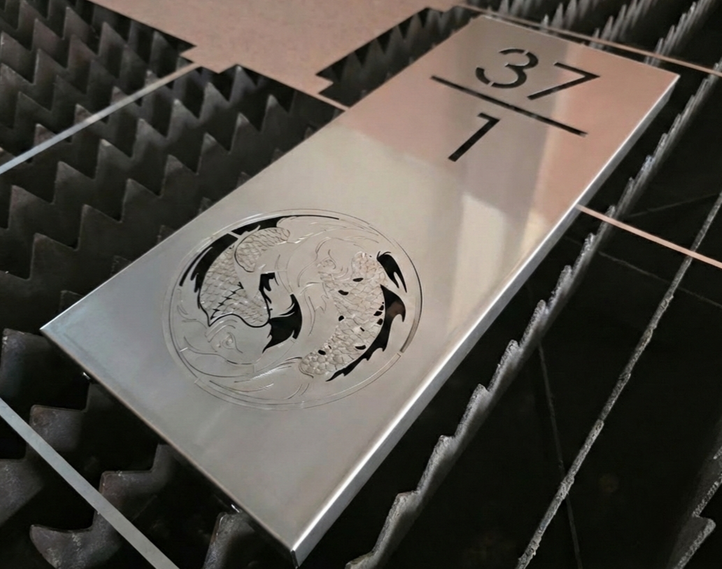 ป้ายบ้านเลขที่ 37/1 สแตนเลสฉลุลายปลาคาร์ฟ พับขอบ 4 ด้าน งานดิบทำป้ายไฟ