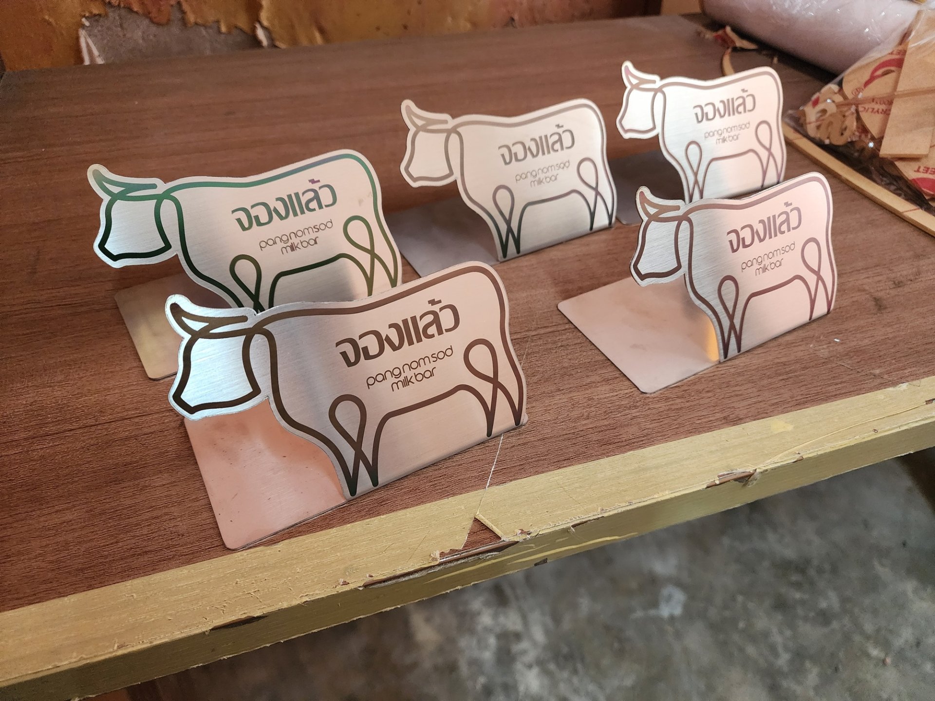 แผ่นสแตนเลสตัดเลเซอร์รูปทรงวัว พับฐานตั้งโต๊ะ พร้อมทำมาร์คกิ้งข้อความ