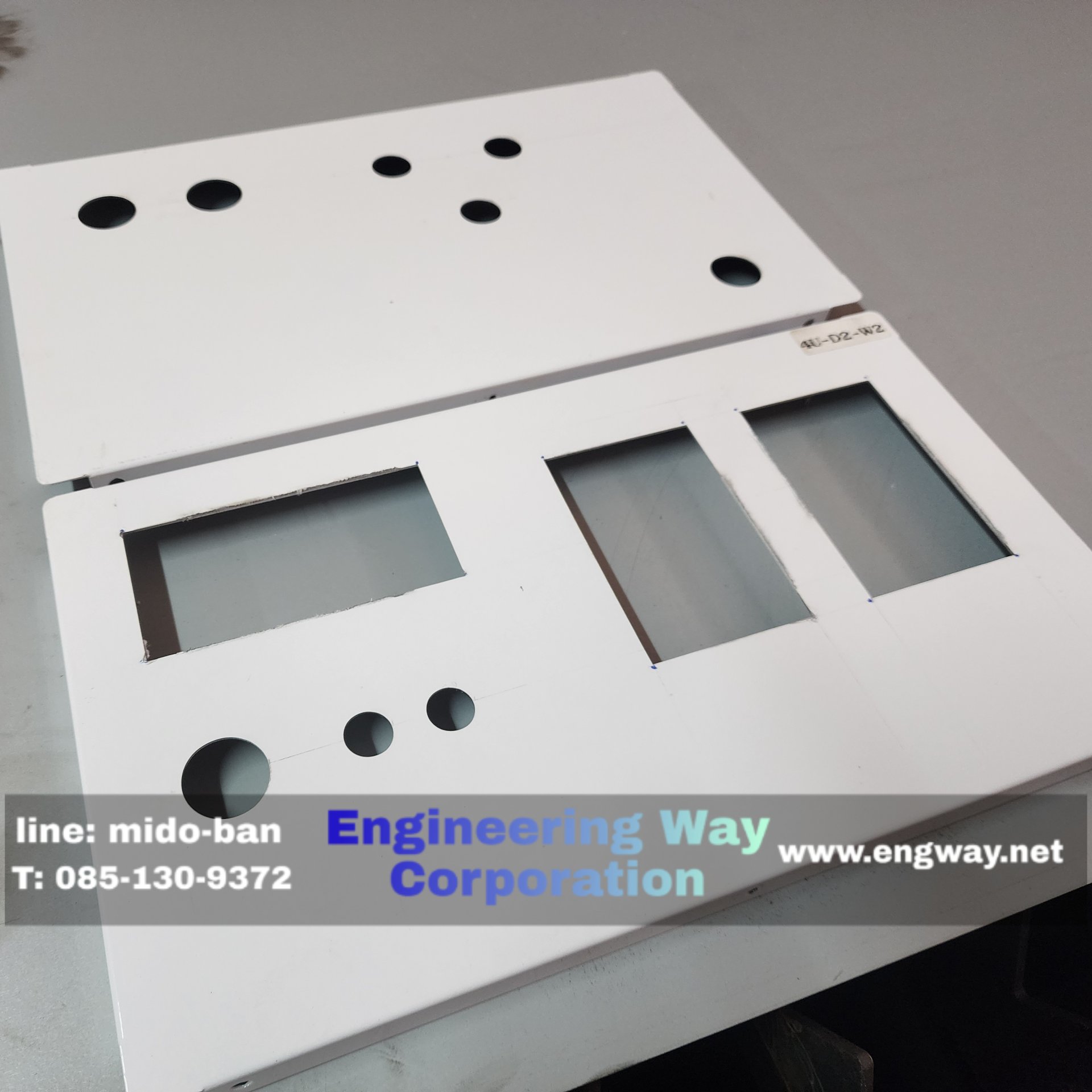 ฝากล่องเหล็กสีขาวเจาะรูและตัดช่องสี่เหลี่ยม งานรับตัดตามแบบสำหรับประกอบแผงควบคุม