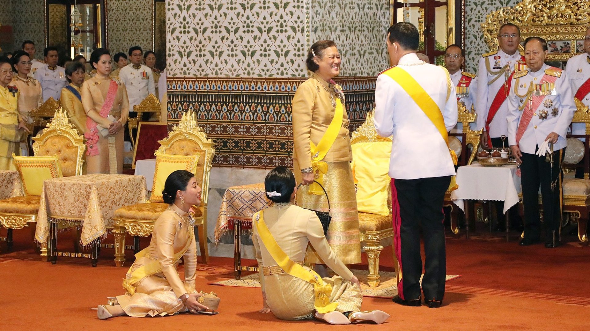 ในหลวง พระราชินี ทรงบำเพ็ญพระราชกุศลเนื่องในวันคล้ายวันพระบรมราชสมภพ รัชกาลที่ 9 ในหลวง พระราชินี ทรงบำเพ็ญพระราชกุศลเนื่องในวันคล้ายวันพระบรมราชสมภพ รัชกาลที่ 9