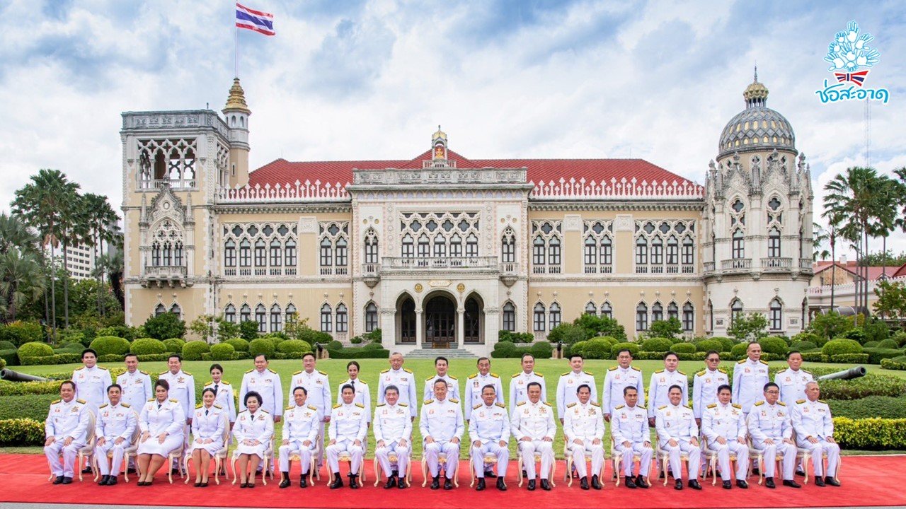 นายกรัฐมนตรีนำคณะรัฐมนตรีชุดใหม่ เข้าเฝ้าฯ ถวายสัตย์ปฏิญาณก่อนเข้ารับหน้าที่ นายกรัฐมนตรีนำคณะรัฐมนตรีชุดใหม่ เข้าเฝ้าฯ ถวายสัตย์ปฏิญาณก่อนเข้ารับหน้าที่