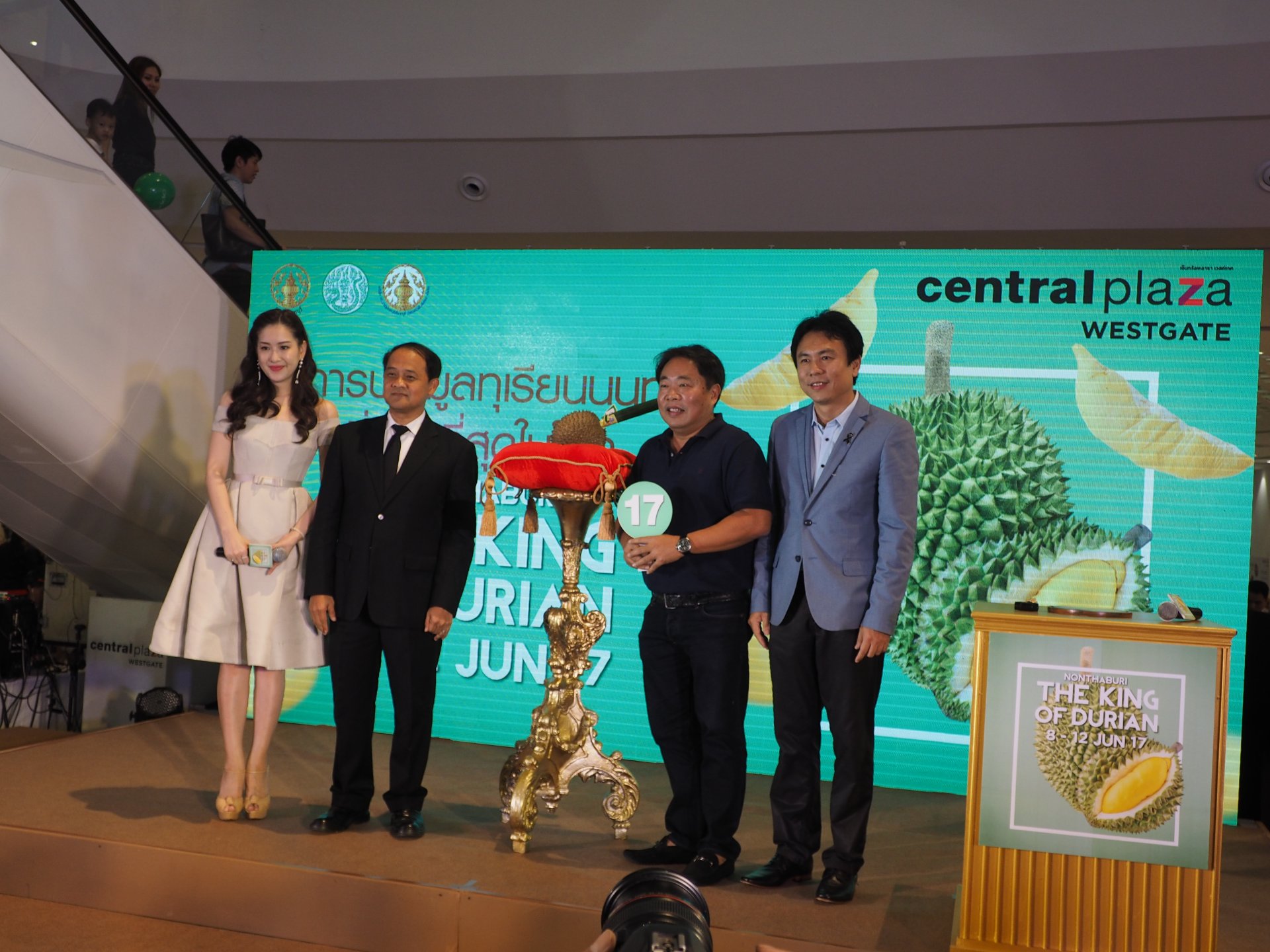 ประมูล “ทุเรียนนนท์” แพงที่สุดในโลกลูกละ 3 แสน ประมูล “ทุเรียนนนท์” แพงที่สุดในโลกลูกละ 3 แสน