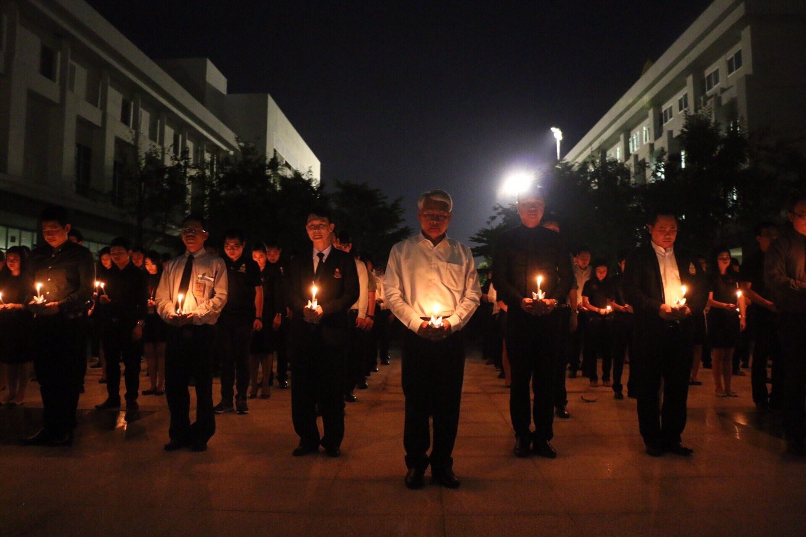 เลขาฯ ป.ป.ช.นำข้าราชการเจ้าหน้าที่จุดเทียนถวายความอาลัย เลขาฯ ป.ป.ช.นำข้าราชการเจ้าหน้าที่จุดเทียนถวายความอาลัย