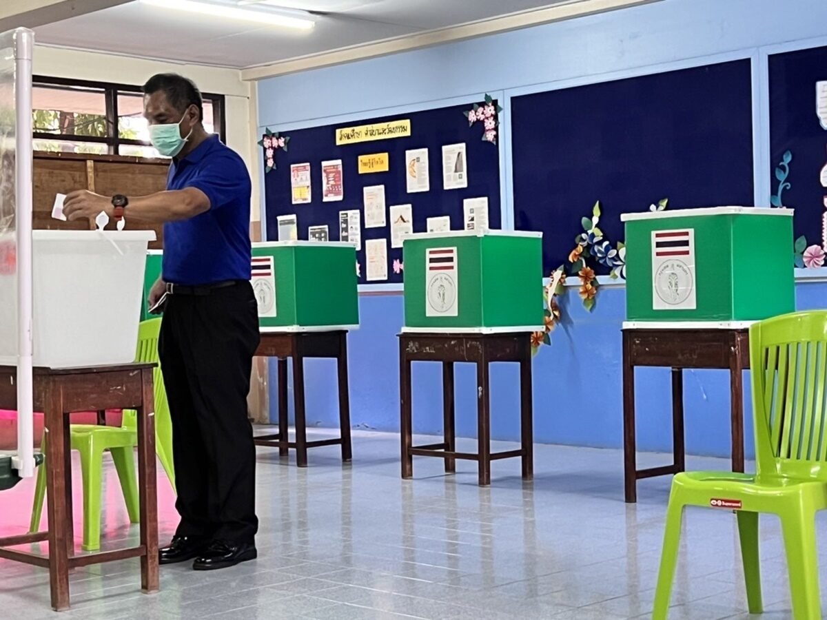 ปธ.กกต.ใช้สิทธิเลือกตั้งผู้ว่าฯกทม. เตือนประชาชนหากนำปากกามาเองต้องเป็นสีน้ำเงินเท่านั้น คาดรู้ผลคะแนนไม่เกิน 3 ทุ่ม ปธ.กกต.ใช้สิทธิเลือกตั้งผู้ว่าฯกทม. เตือนประชาชนหากนำปากกามาเองต้องเป็นสีน้ำเงินเท่านั้น คาดรู้ผลคะแนนไม่เกิน 3 ทุ่ม