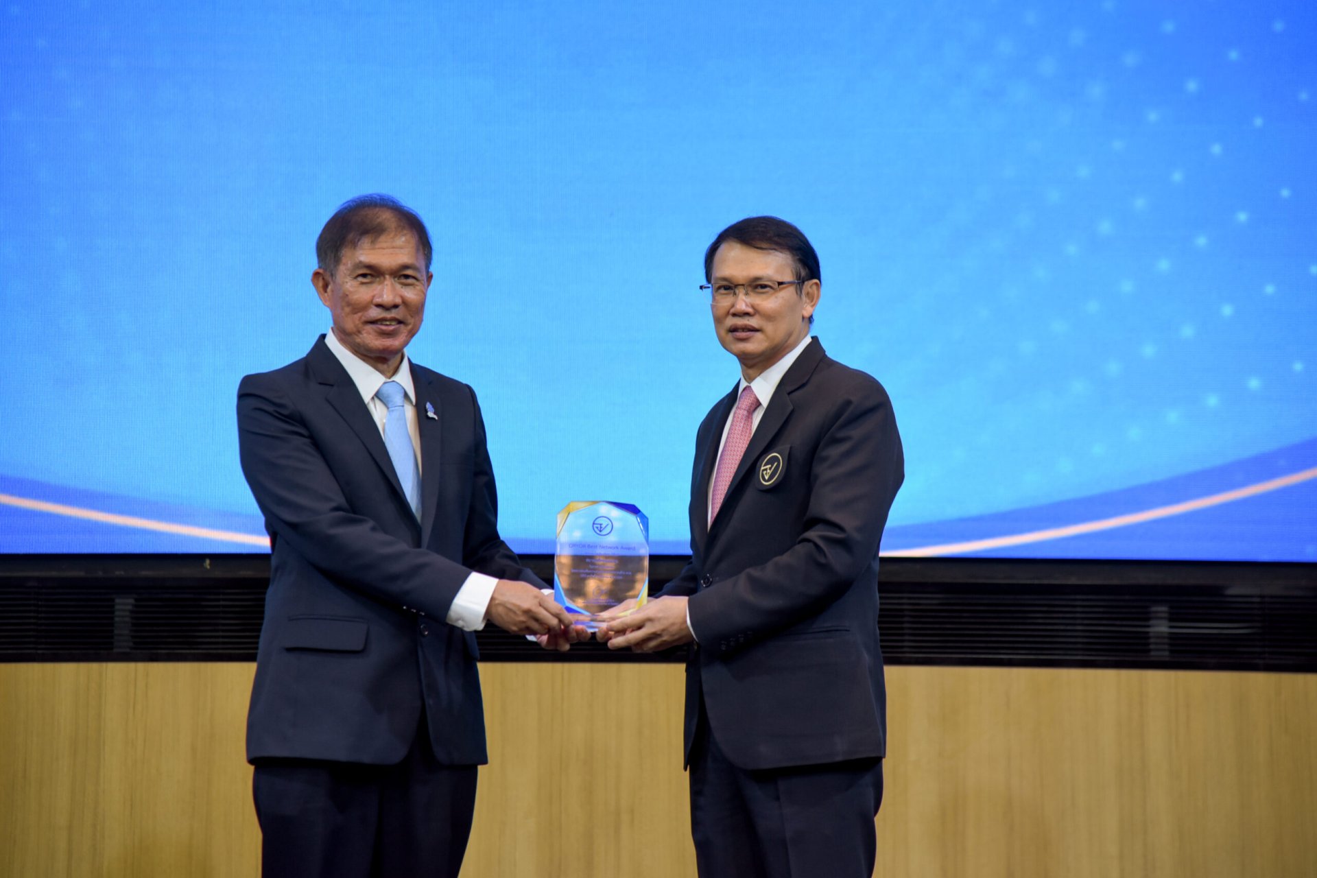 อย. มอบโล่เชิดชูเกียรติให้สมาคมสื่อช่อสะอาด ภาคีเครือข่ายสร้างความรอบรู้ด้านผลิตภัณฑ์สุขภาพ อย. มอบโล่เชิดชูเกียรติให้สมาคมสื่อช่อสะอาด ภาคีเครือข่ายสร้างความรอบรู้ด้านผลิตภัณฑ์สุขภาพ