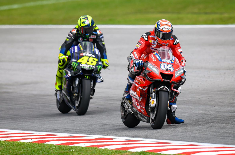 'โดวิซิโอโซ' ยกเครดิตให้ 'รอสซี' ในการต่อสู้เพื่อโพเดียมที่มาเลเซีย 'โดวิซิโอโซ' ยกเครดิตให้ 'รอสซี' ในการต่อสู้เพื่อโพเดียมที่มาเลเซีย