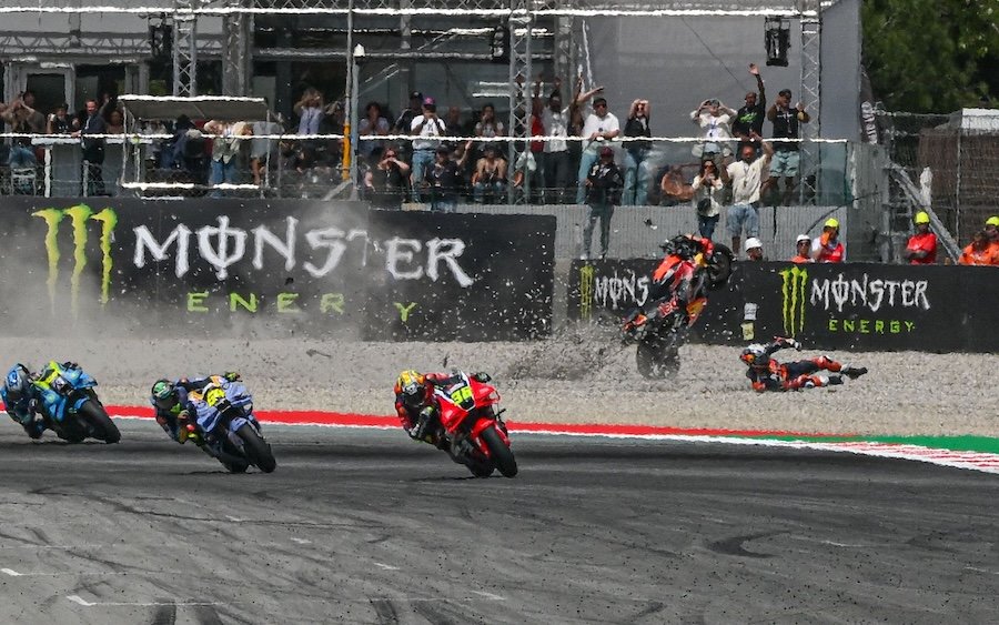 'ผมไม่ควรแซงแบบนั้น' ไอ โอกุระ รับผิดเหตุปะทะ เปโดร อคอสต้า ในศึก Catalan Grand Prix 2026