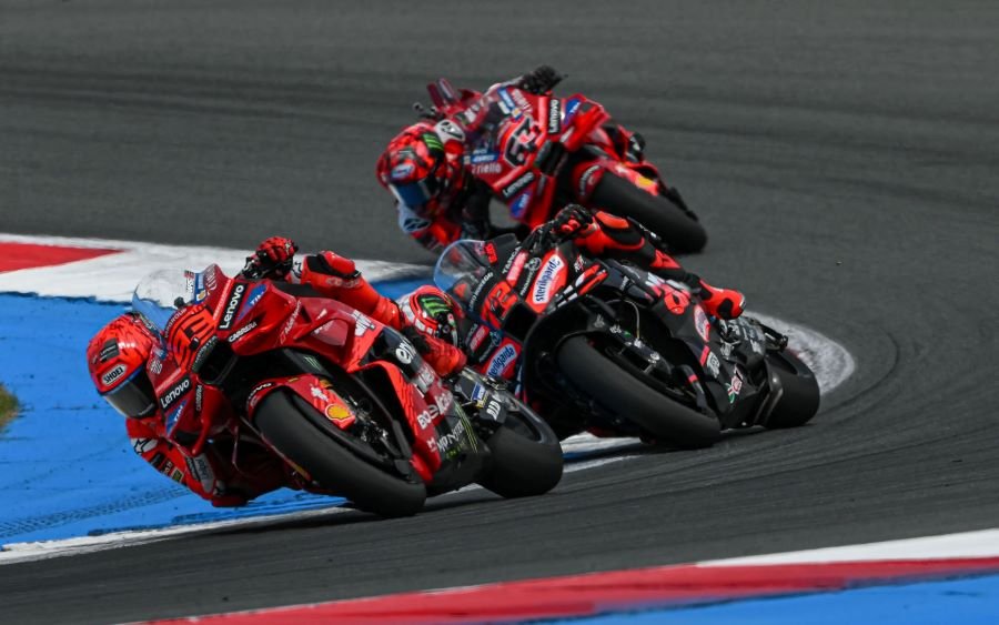 2 นักบิด DUCATI ชื่มชมฟอร์มที่ร้อนแรงของคู่แข่ง 'มาร์โก เบซเซคกี'