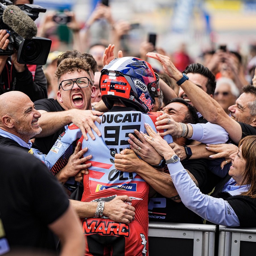 สิ้นสุดการรอคอย! มาร์ก มาร์เกซ กลับมาคว้าชัยพรีเมียร์คลาสอีกครั้งใน Aragon Grand Prix 2024 สิ้นสุดการรอคอย! มาร์ก มาร์เกซ กลับมาคว้าชัยพรีเมียร์คลาสอีกครั้งใน Aragon Grand Prix 2024