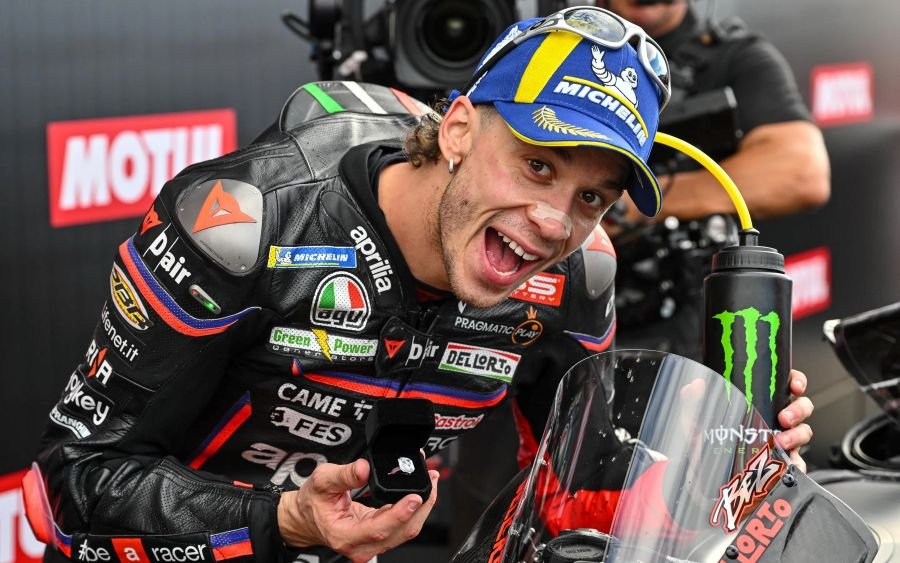 มาร์โก เบซเซคกี รับรถ Aprilia เป็นรางวัลหลังคว้าชัยบาเลนเซีย