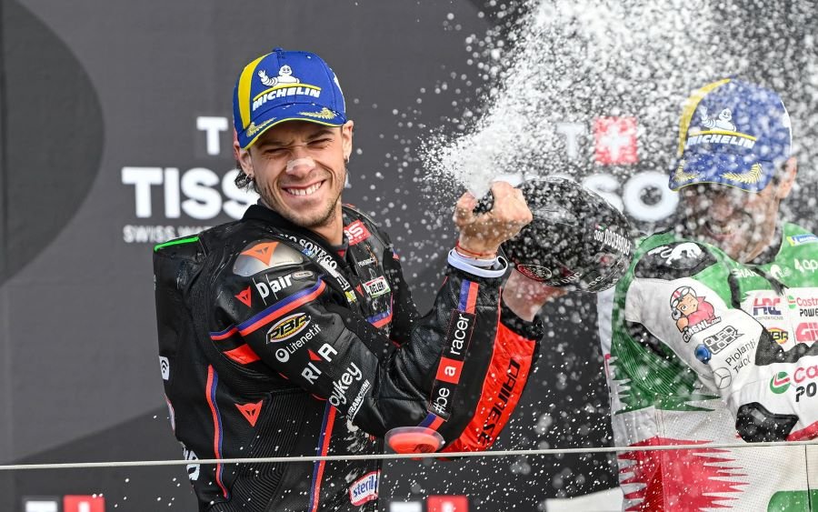 มาร์โก เบซเซคกี คว้าชัยกับ Aprilia ที่ซิลเวอร์สโตน ท่ามกลางกระแสข่าวดราม่าของ ฆอร์เก มาร์ติน