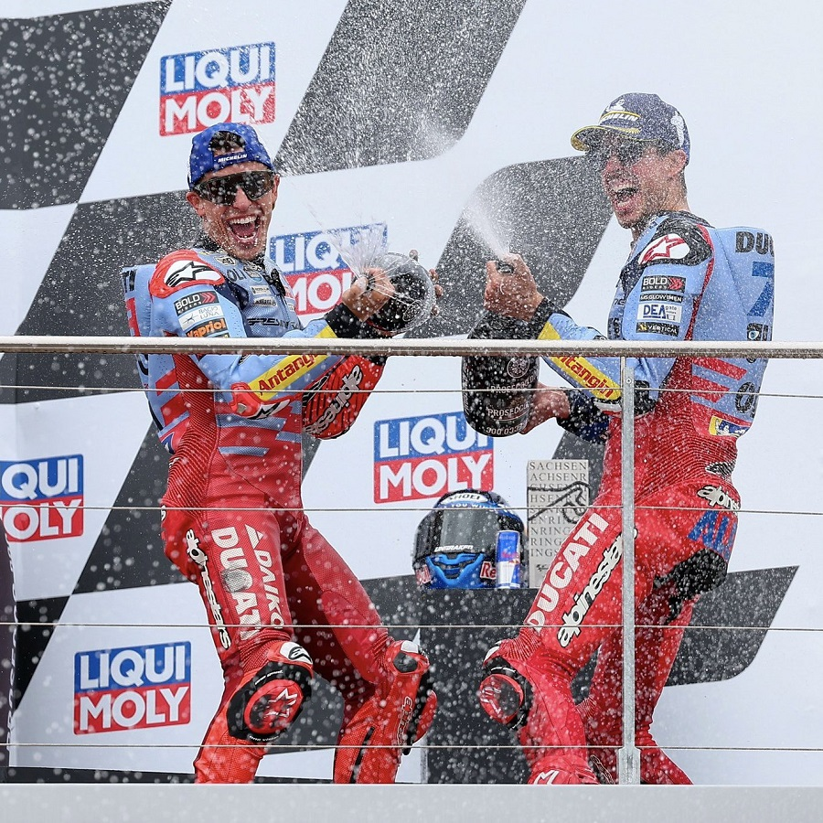 'อเล็กซ์ มาร์เกซ' เผยรีแอคชั่นแรกเมื่อเห็น 'มาร์ก มาร์เกซ' ตามติดที่ซัคเซนริง! 'อเล็กซ์ มาร์เกซ' เผยรีแอคชั่นแรกเมื่อเห็น 'มาร์ก มาร์เกซ' ตามติดที่ซัคเซนริง!