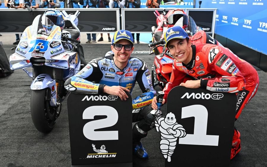 ครอบครัวผู้อยู่เบื้องหลังความสำเร็จของ 2 พี่น้องมาร์เกซ แชมป์ - รองแชมป์โลก MotoGP 2025  ครอบครัวผู้อยู่เบื้องหลังความสำเร็จของ 2 พี่น้องมาร์เกซ แชมป์ - รองแชมป์โลก MotoGP 2025