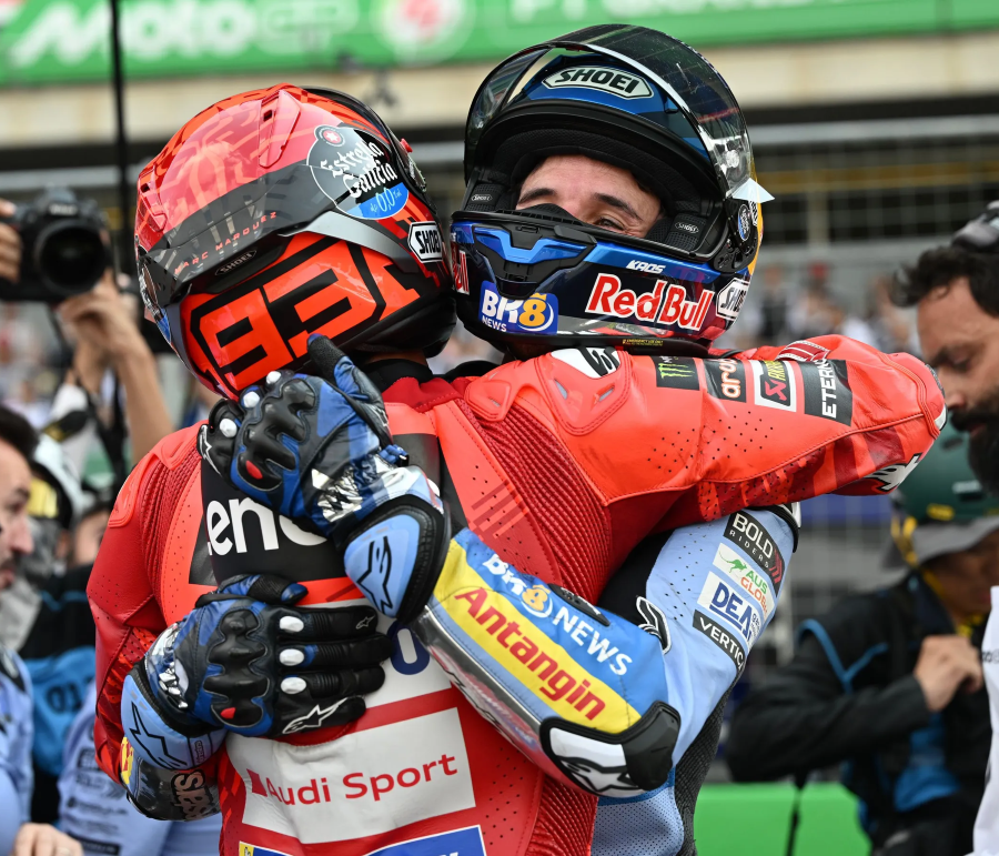 มาร์ก มาร์เกซ ประณามคำวิจารณ์ที่มีต่อ อเล็กซ์ มาร์เกซ มาร์ก มาร์เกซ ประณามคำวิจารณ์ที่มีต่อ อเล็กซ์ มาร์เกซ