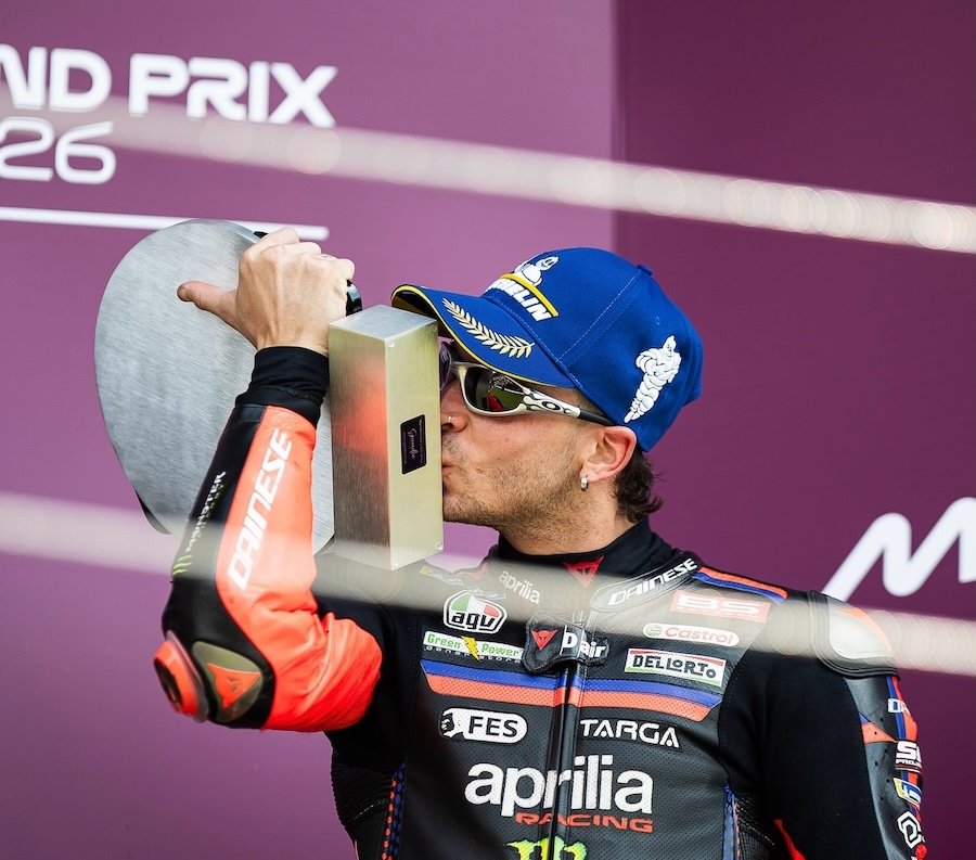 Aprilia ซูฮก มาร์โก เบซเซคกี ฝืนเจ็บคว้าโพเดียมซิลเวอร์สโตน