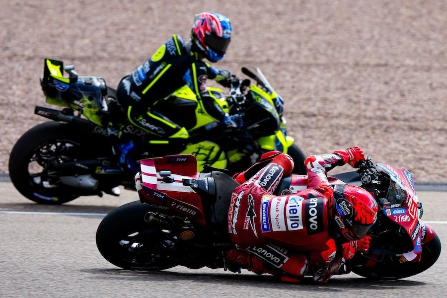 Ducati - Aprilia ศักยภาพไม่ต่างกัน! ทาร์ดอซซี เชื่อแชมป์โลก MotoGP 2026 วัดกันที่นักแข่ง