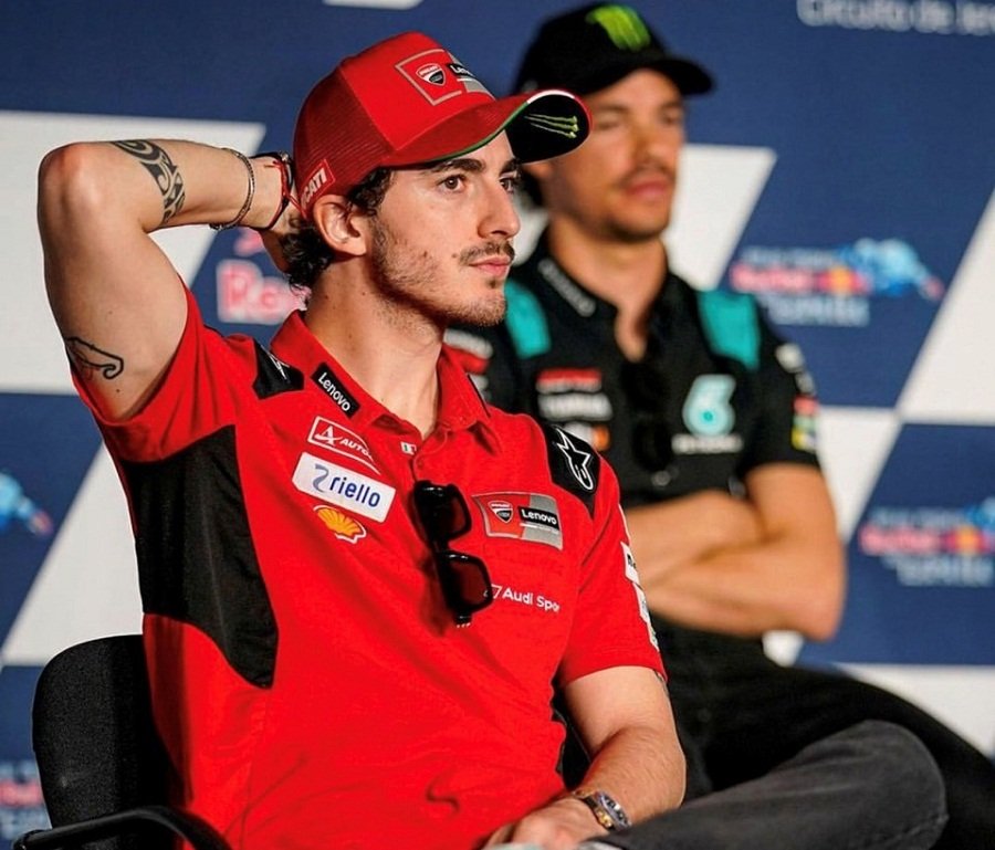 "ที่นี่คือสนามโปรดของผม" เป็กโก้ เจ้าของรอยสัก 'TT Circuit Assen' ที่แขนขวา "ที่นี่คือสนามโปรดของผม" เป็กโก้ เจ้าของรอยสัก 'TT Circuit Assen' ที่แขนขวา
