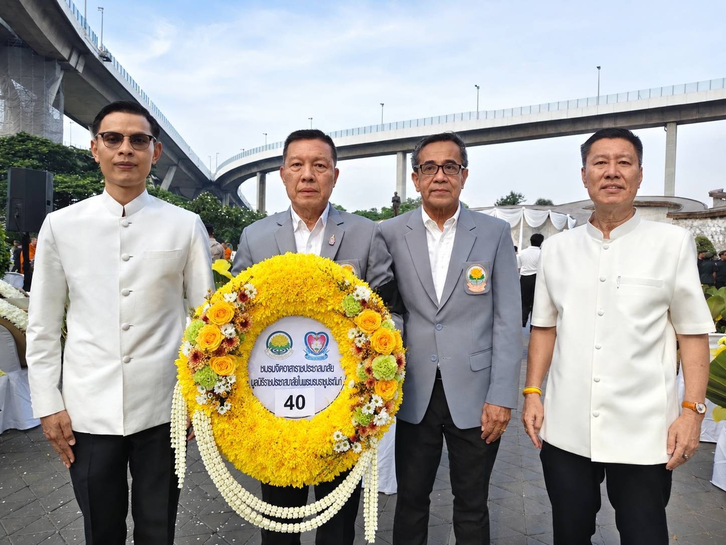 พิธีวางพวงมาลาถวายแด่พระบรมราชานุสรณ์พระบาทสมเด็จพระบรมชนกาธิเบศร มหาภูมิพลอดุลยเดชมหาราช บรมนาถบพิตร
