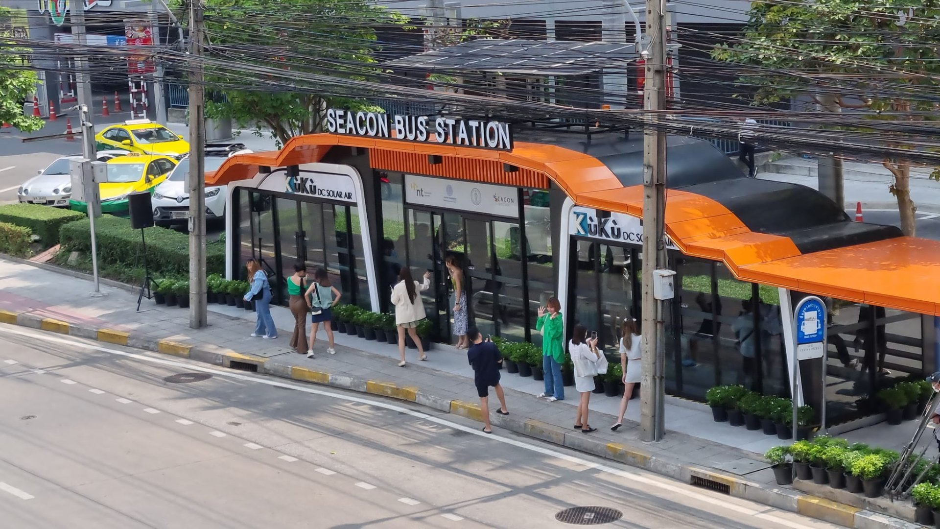 เผยโฉม “Sabuy Square” ป้ายรถเมล์ติดแอร์ พลังงานแสงอาทิตย์ แห่งแรกในประเทศไทย   เผยโฉม “Sabuy Square” ป้ายรถเมล์ติดแอร์ พลังงานแสงอาทิตย์ แห่งแรกในประเทศไทย