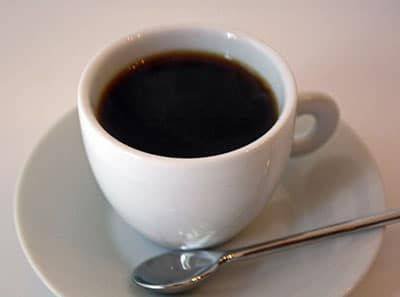 เตือนภัย! “โรยเกลือใส่ในกาแฟ” ส่งผลเสียร่างกายรับโซเดียมสูง-ลิ้นเปลี่ยนรสชาติ