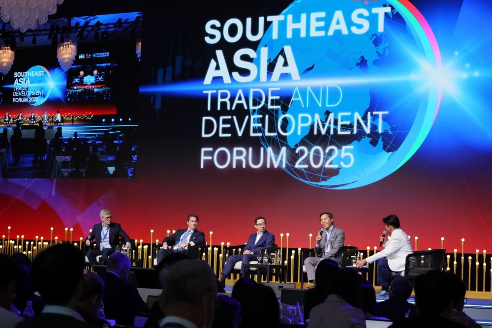 "Southeast Asia Forum 2025 โดย ITD ระดมกูรูชี้ทิศทางการค้าโลก วางกลยุทธ์รับเศรษฐกิจผันผวน" "Southeast Asia Forum 2025 โดย ITD ระดมกูรูชี้ทิศทางการค้าโลก วางกลยุทธ์รับเศรษฐกิจผันผวน"