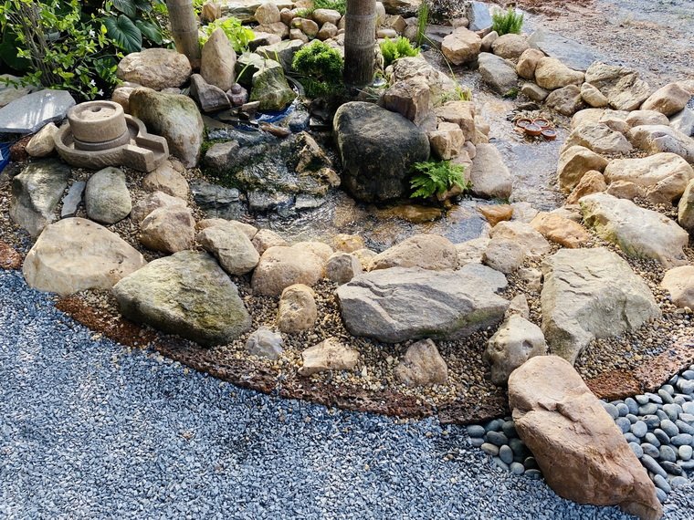 ผืนพลาสติก LDPE ปูรองพื้นเพื่อให้น้ำไหล เป็นลำธารน้ำ ผืนพลาสติก LDPE ปูรองพื้นเพื่อให้น้ำไหล เป็นลำธารน้ำ