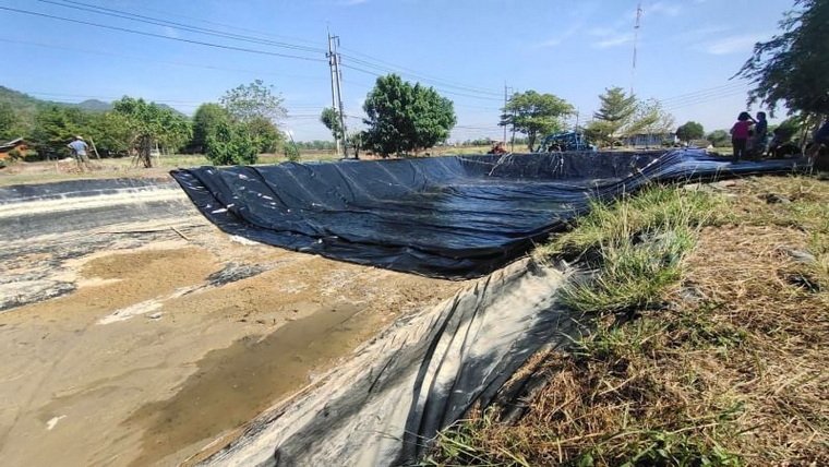 บ่อเล็ก ๆ ก็อาจจะไม่เท่าไร แต่ถ้าบ่อใหญ่ ๆ เจอพลาสติกแตกกรอบ บ่อเล็ก ๆ ก็อาจจะไม่เท่าไร แต่ถ้าบ่อใหญ่ ๆ เจอพลาสติกแตกกรอบ