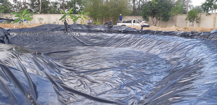 บ่อฟรีฟอร์ม ปูด้วยพลาสติก LLDPE จาก พัทยา จังหวัด ชลบุรี บ่อฟรีฟอร์ม ปูด้วยพลาสติก LLDPE จาก พัทยา จังหวัด ชลบุรี