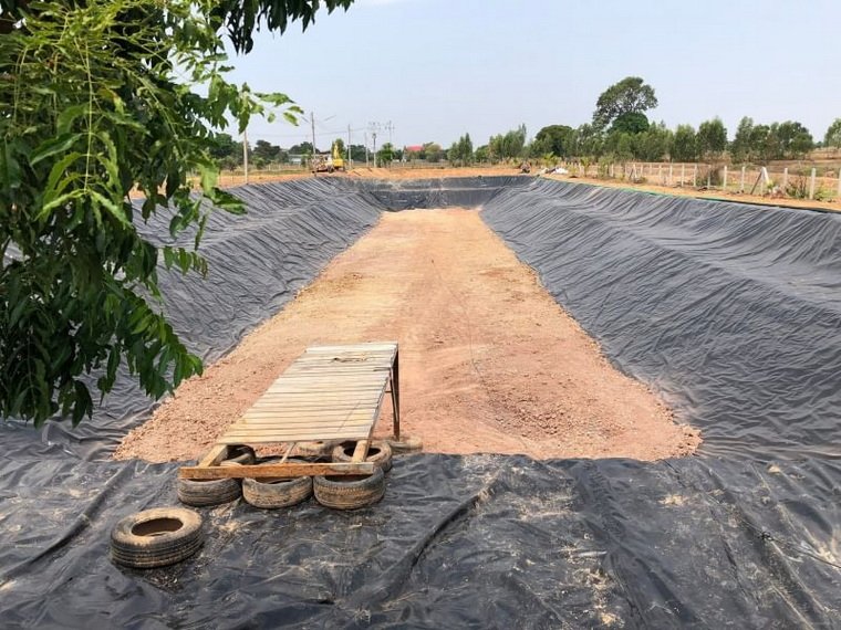 การปูพลาสติก LDPE ไม่ได้จำเป็นต้องปูให้เต็มทั้งบ่อ การปูพลาสติก LDPE ไม่ได้จำเป็นต้องปูให้เต็มทั้งบ่อ
