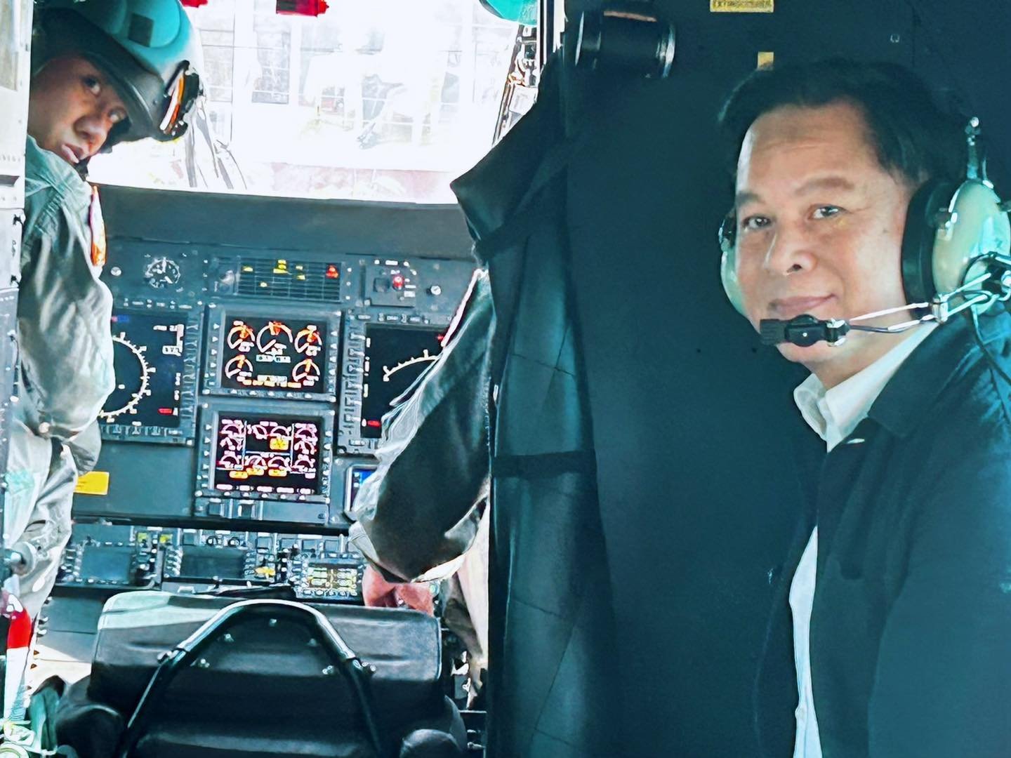 พีระพันธุ์  ลุยเต็มที่!  เดินทางโดยเฮลิคอปเตอร์ไปตรวจเยี่ยมพื้นที่การดำเนินงานแก้ไขปัญหาภัยแล้ง โครงการ "จิตอาสาพัฒนา ขุดลอกลำห้วยอีด่อน" ที่ ต.โคกภู อ.ภูพาน จ.สกลนคร พีระพันธุ์  ลุยเต็มที่!  เดินทางโดยเฮลิคอปเตอร์ไปตรวจเยี่ยมพื้นที่การดำเนินงานแก้ไขปัญหาภัยแล้ง โครงการ "จิตอาสาพัฒนา ขุดลอกลำห้วยอีด่อน" ที่ ต.โคกภู อ.ภูพาน จ.สกลนคร
