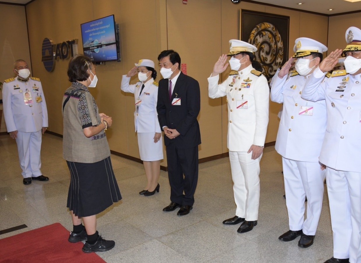 พีระพันธุ์ พร้อมด้วย นายหาน จื้อเฉียง เอกอัครราชทูตสาธารณรัฐประชาชนจีนประจำประเทศไทย เฝ้าฯ ส่งเสด็จ สมเด็จพระกนิษฐาธิราชเจ้า กรมสมเด็จพระเทพรัตนราชสุดาฯ สยามบรมราชกุมารี ในการเสด็จพระราชดำเนินเยือนสาธารณรัฐประชาชนจีน พีระพันธุ์ พร้อมด้วย นายหาน จื้อเฉียง เอกอัครราชทูตสาธารณรัฐประชาชนจีนประจำประเทศไทย เฝ้าฯ ส่งเสด็จ สมเด็จพระกนิษฐาธิราชเจ้า กรมสมเด็จพระเทพรัตนราชสุดาฯ สยามบรมราชกุมารี ในการเสด็จพระราชดำเนินเยือนสาธารณรัฐประชาชนจีน