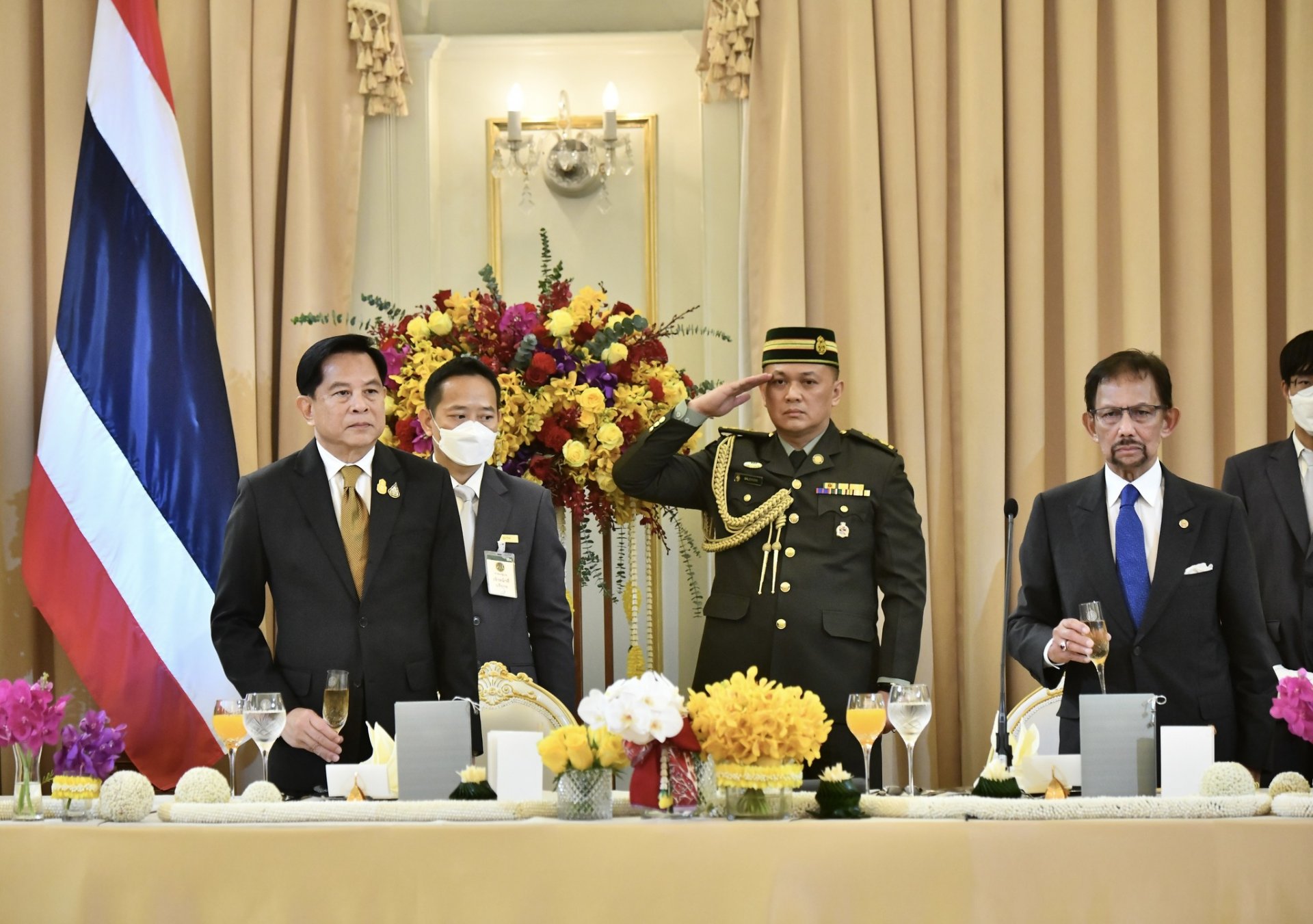 พีระพันธุ์ ปฏิบัติหน้าที่รัฐมนตรีเกียรติยศ ร่วมถวายการต้อนรับสมเด็จพระราชาธิบดีฮาจี ฮัซซานัล บลเกียะฮ์ มูอิซซัดดิน วัดเดาละฮ์ แห่งบรูไนดารุสซาลาม ในโอกาสเสด็จฯ เยือนประเทศไทยอย่างเป็นทางการ ในฐานะแขกของรัฐบาล ตา พีระพันธุ์ ปฏิบัติหน้าที่รัฐมนตรีเกียรติยศ ร่วมถวายการต้อนรับสมเด็จพระราชาธิบดีฮาจี ฮัซซานัล บลเกียะฮ์ มูอิซซัดดิน วัดเดาละฮ์ แห่งบรูไนดารุสซาลาม ในโอกาสเสด็จฯ เยือนประเทศไทยอย่างเป็นทางการ ในฐานะแขกของรัฐบาล ตา