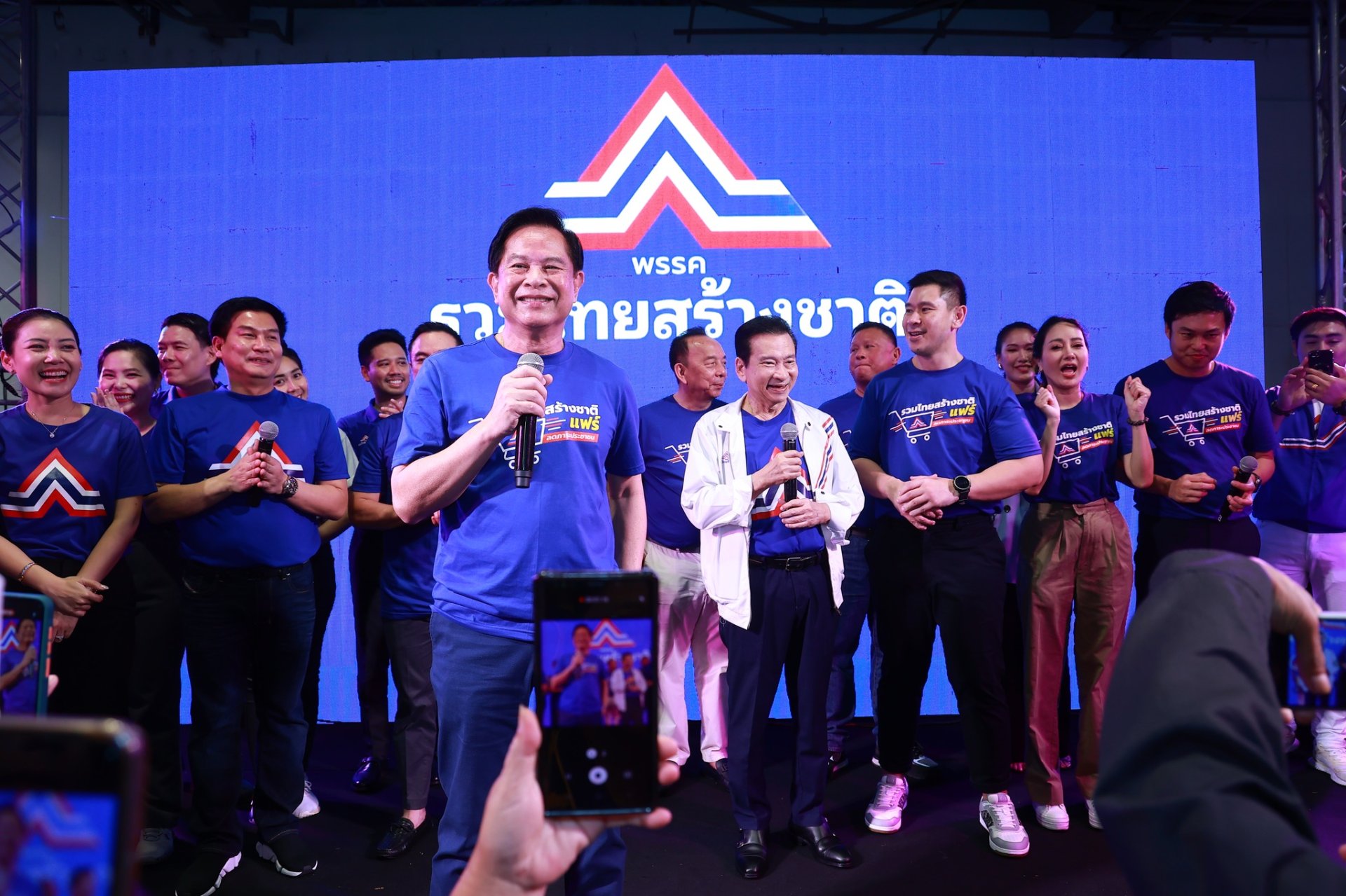 รวมไทยสร้างชาติแฟร์ ประสบความสำเร็จท่วมท้น!! ถูกใจประชาชนทั้งผู้ซื้อ-ผู้ขาย ช่วยลดภาระค่าครองชีพตามนโยบายเศรษฐกิจแบ่งปัน ที่เป็นนโยบายเศรษฐกิจของพรรค พร้อมบริจาคสินค้าบริโภคในงานช่วยน้ำท่วมภาคเหนือ รวมไทยสร้างชาติแฟร์ ประสบความสำเร็จท่วมท้น!! ถูกใจประชาชนทั้งผู้ซื้อ-ผู้ขาย ช่วยลดภาระค่าครองชีพตามนโยบายเศรษฐกิจแบ่งปัน ที่เป็นนโยบายเศรษฐกิจของพรรค พร้อมบริจาคสินค้าบริโภคในงานช่วยน้ำท่วมภาคเหนือ