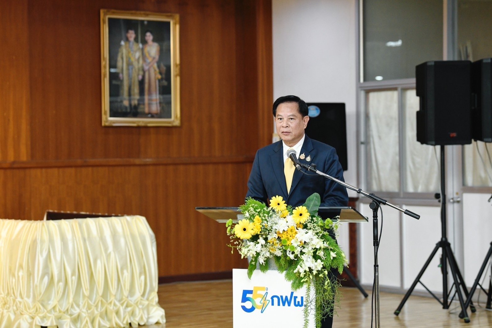 พีระพันธุ์ รายงานความก้าวหน้าโครงการสนับสนุนการดำเนินงานโรงพยาบาลสมเด็จพระยุพราช เฉลิมพระเกียรติฯ ภายใต้การดำเนินงานของ ก.พลังงาน และ กฟผ. ต่อ องคมนตรี ในโอกาสเยี่ยมชมโรงพยาบาลสมเด็จพระยุพราชสายบุรี จ.ปัตตานี .