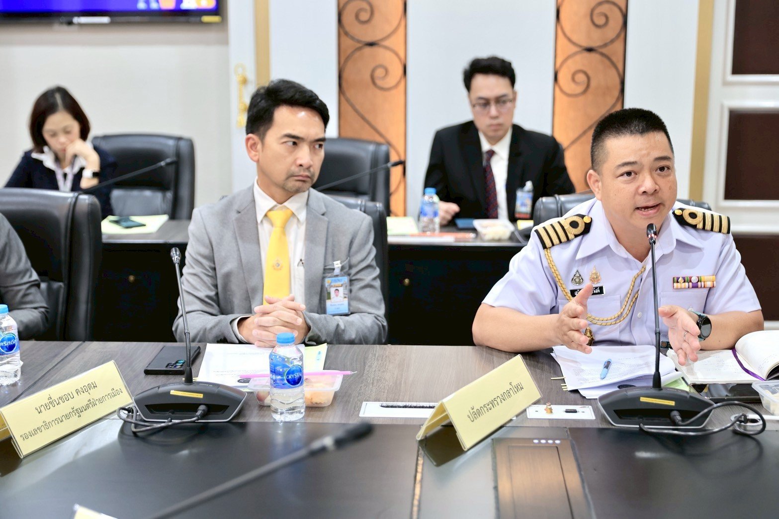 พีระพันธุ์ สั่งการ ก.พลังงาน ตั้ง ศูนย์บริหารสถานการณ์ฉุกเฉินด้านพลังงาน รับมือเหตุตึงเครียดไทย-กัมพูชา ย้ำ น้ำมัน-ไฟฟ้า ต้องไม่ขาดแคลน เร่งบรรเทาความเดือดร้อนประชาชนให้มากที่สุด