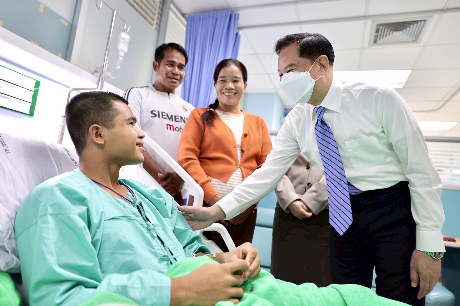 พีระพันธุ์ มอบเงินกองทุนช่วยเหลือผู้ประสบสาธารณภัย เยียวยาและให้กำลังใจแก่ทหารกล้าผู้ได้รับบาดเจ็บสาหัสจากเหตุปะทะชายแดนไทยกัมพูชา . พีระพันธุ์ มอบเงินกองทุนช่วยเหลือผู้ประสบสาธารณภัย เยียวยาและให้กำลังใจแก่ทหารกล้าผู้ได้รับบาดเจ็บสาหัสจากเหตุปะทะชายแดนไทยกัมพูชา .